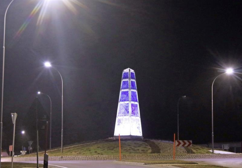 Steinbacher Glasobelisk im neuen Licht