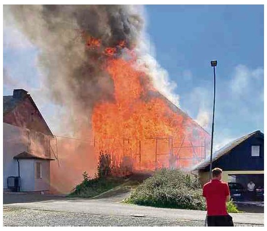 Großbrand in Kehlbach | Pferdefutter wird ein Raub der Flammen